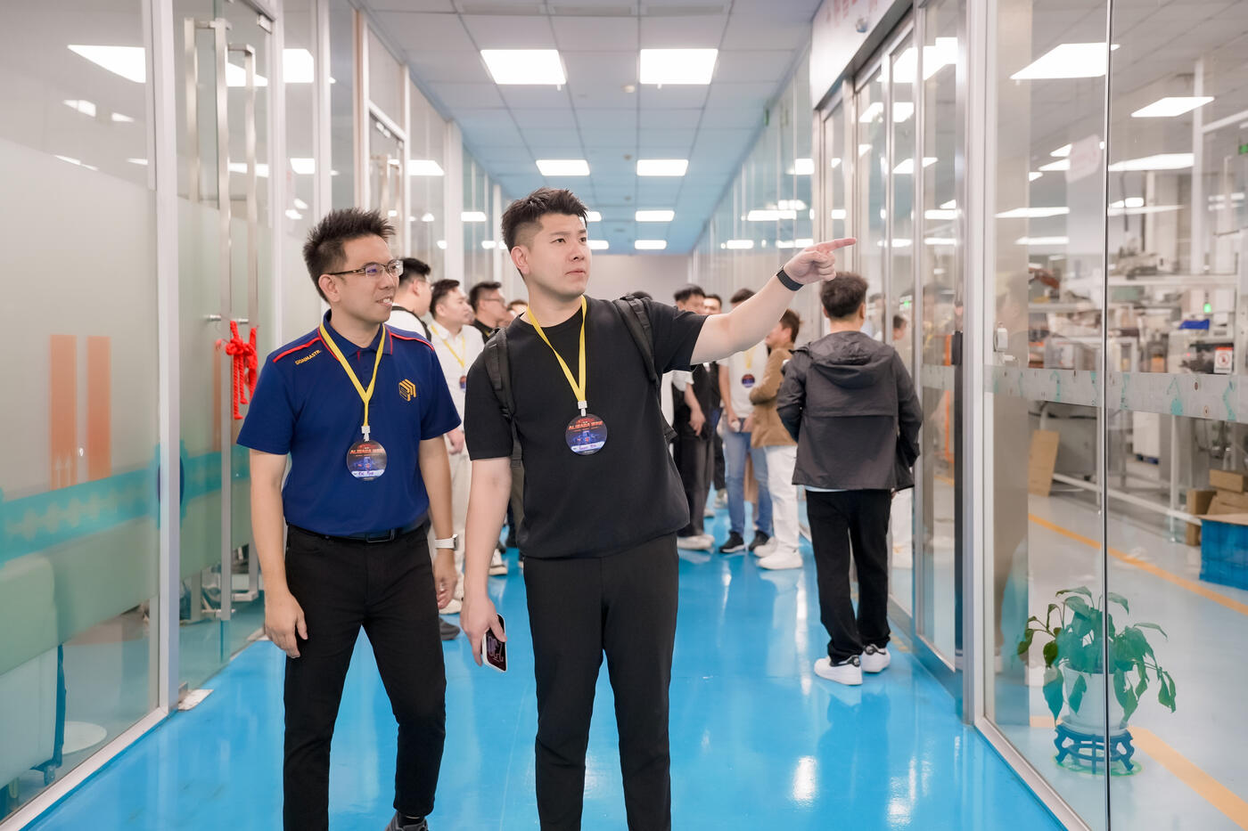 参观智能工厂生产线